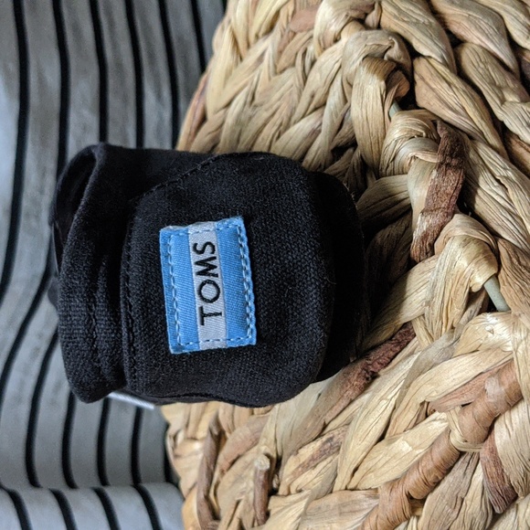 sz 6.5 women's toms one for one black canvas w/ rare black bottom - Picture 3 of 6